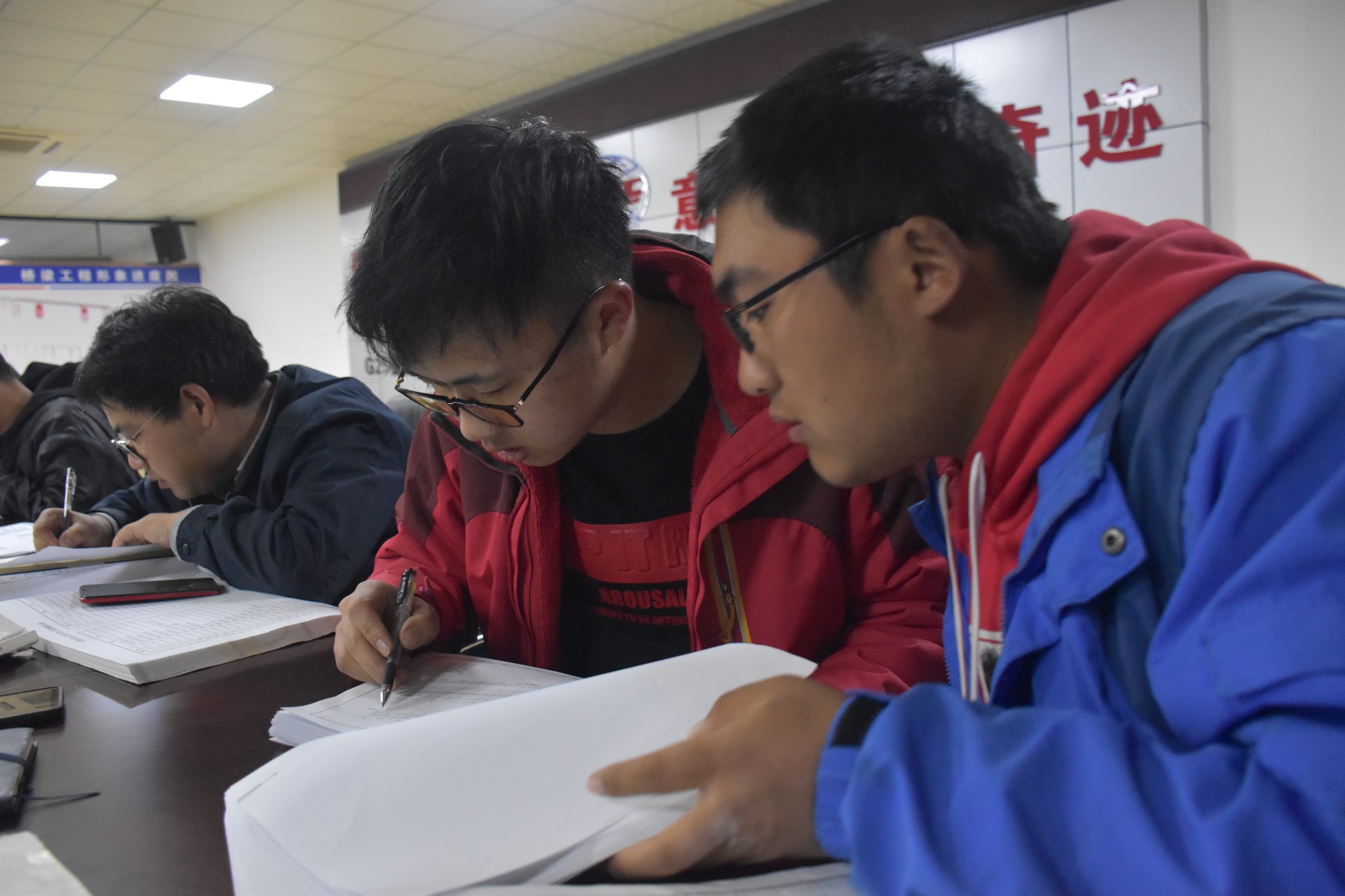ae7b36c82f37d281468d3198f17f1348.jpg 老員工爲新員工答疑解惑.JPG