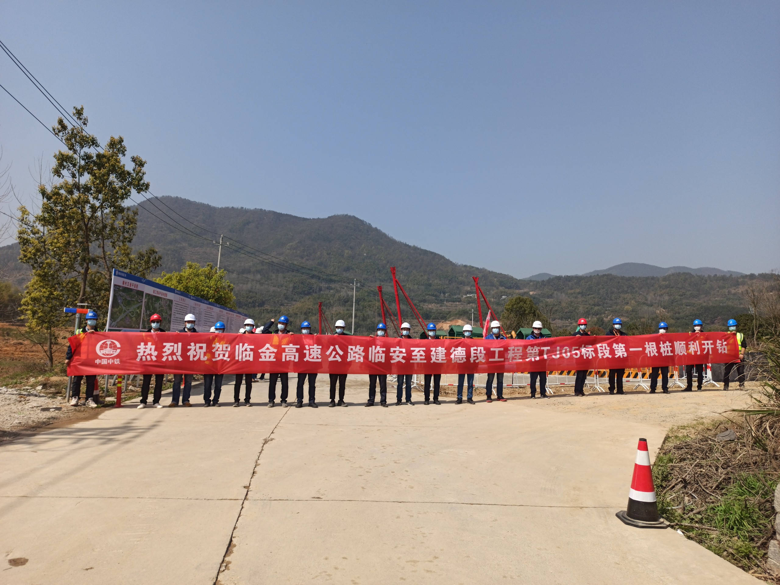 cacc0ac4436df58260ede026e08873d8.jpg 合影留念.jpg