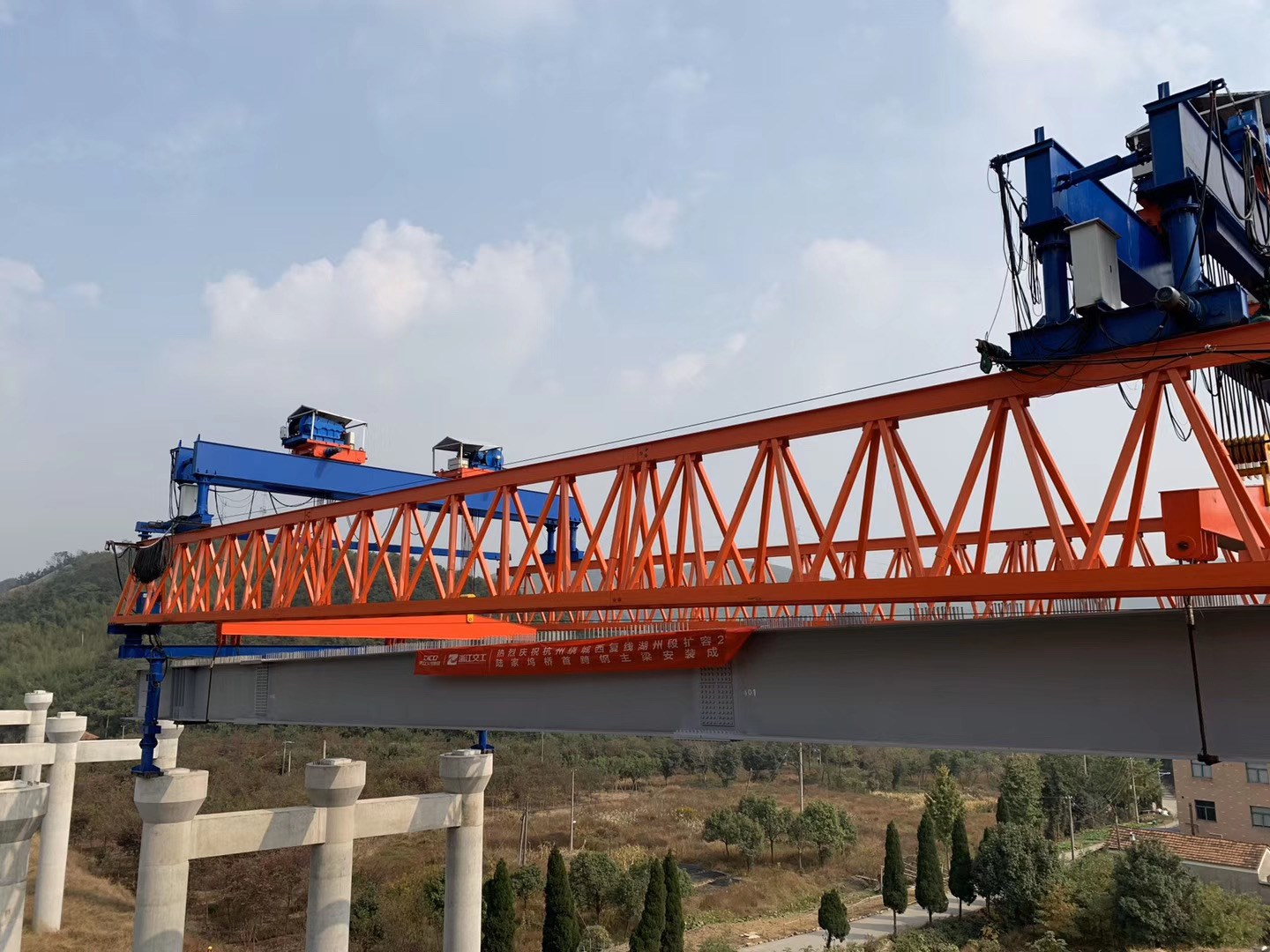 c7a759cd815e7bd7cf10fbad77475551.jpg 首跨鋼板樑架設.jpg