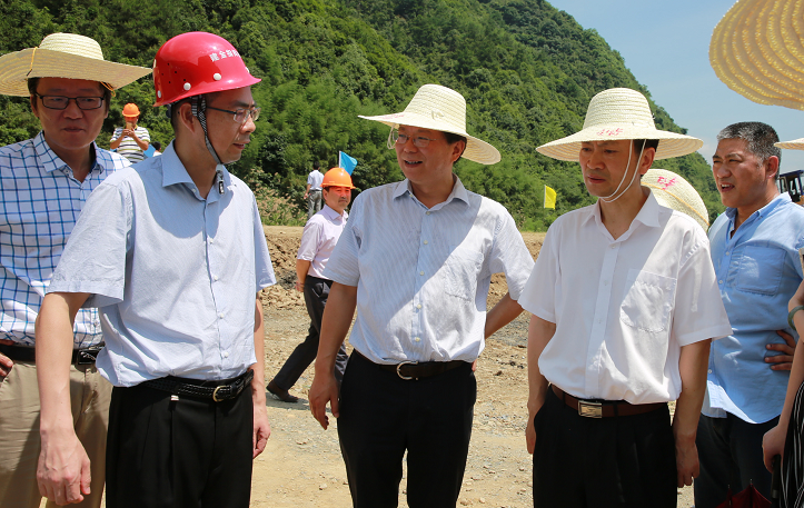 戴市長考察建金1.png