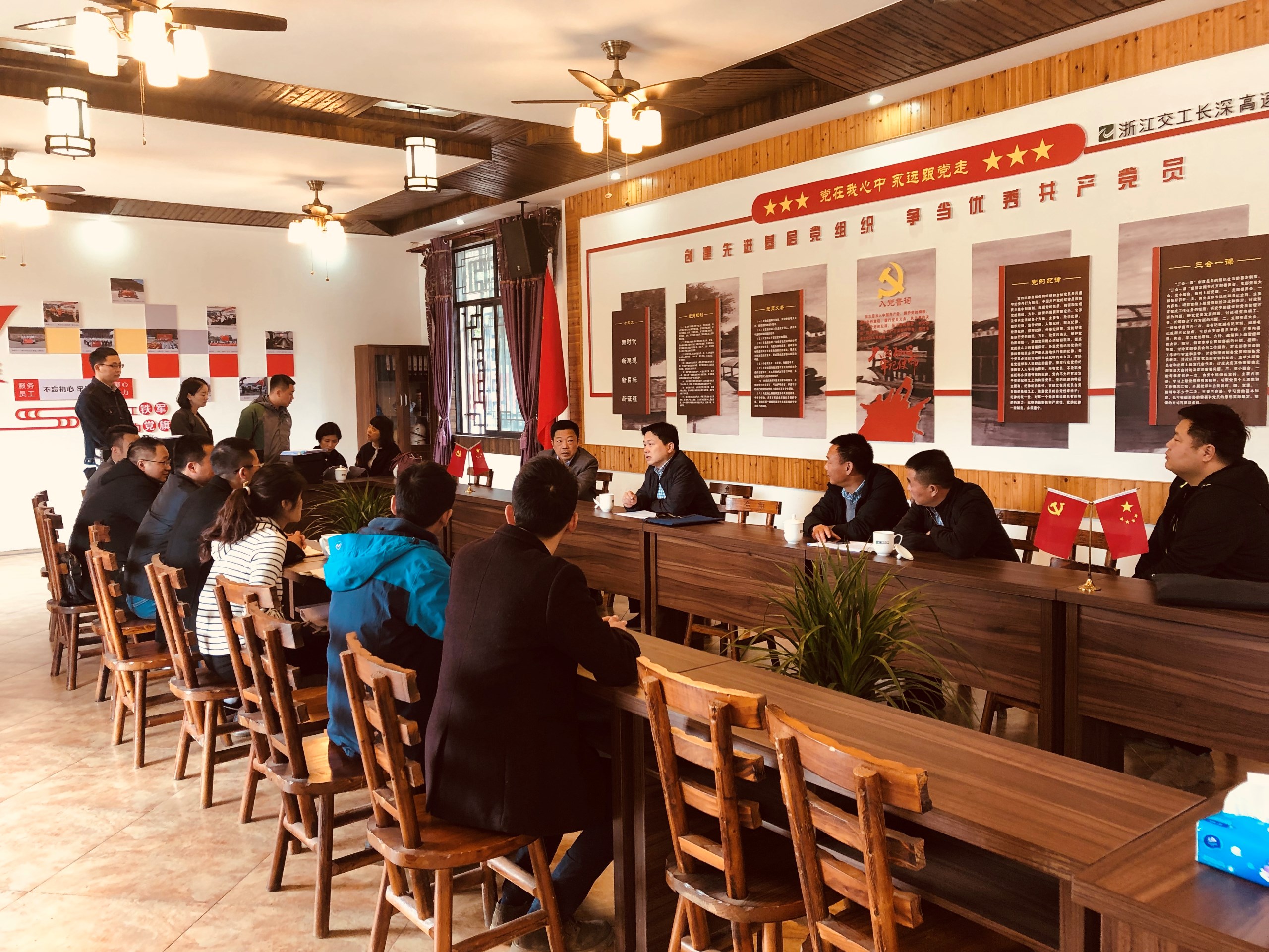 0ab1bf7aac7bf97c20684a850968ca15.jpg 2019.3.27省勞動監察總隊到我部進行民工工資專項檢查.jpg