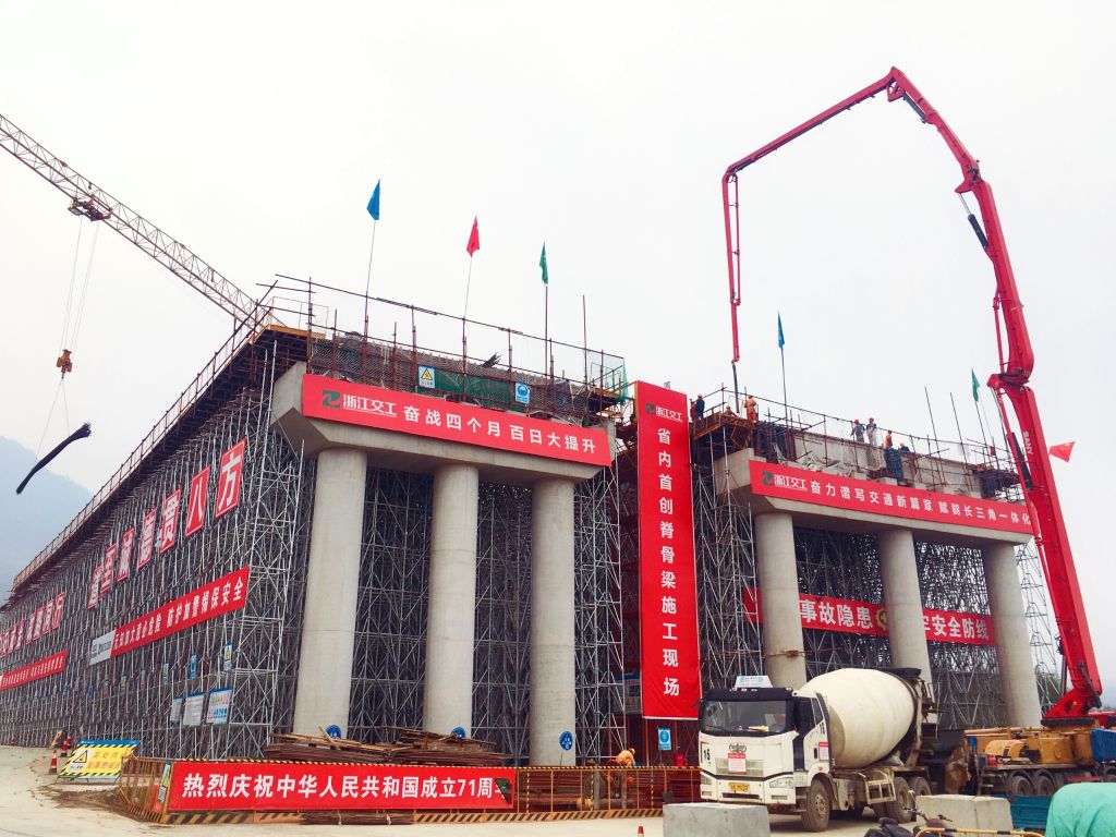右幅頂板澆築.jpg
