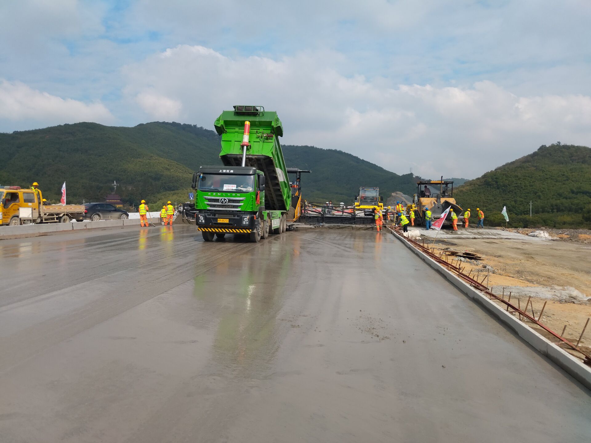 e1235b79acf9d68dd0c4387b9afd8c13.jpg 2019.10.23一工區水穩基層試驗段順利完成.jpg
