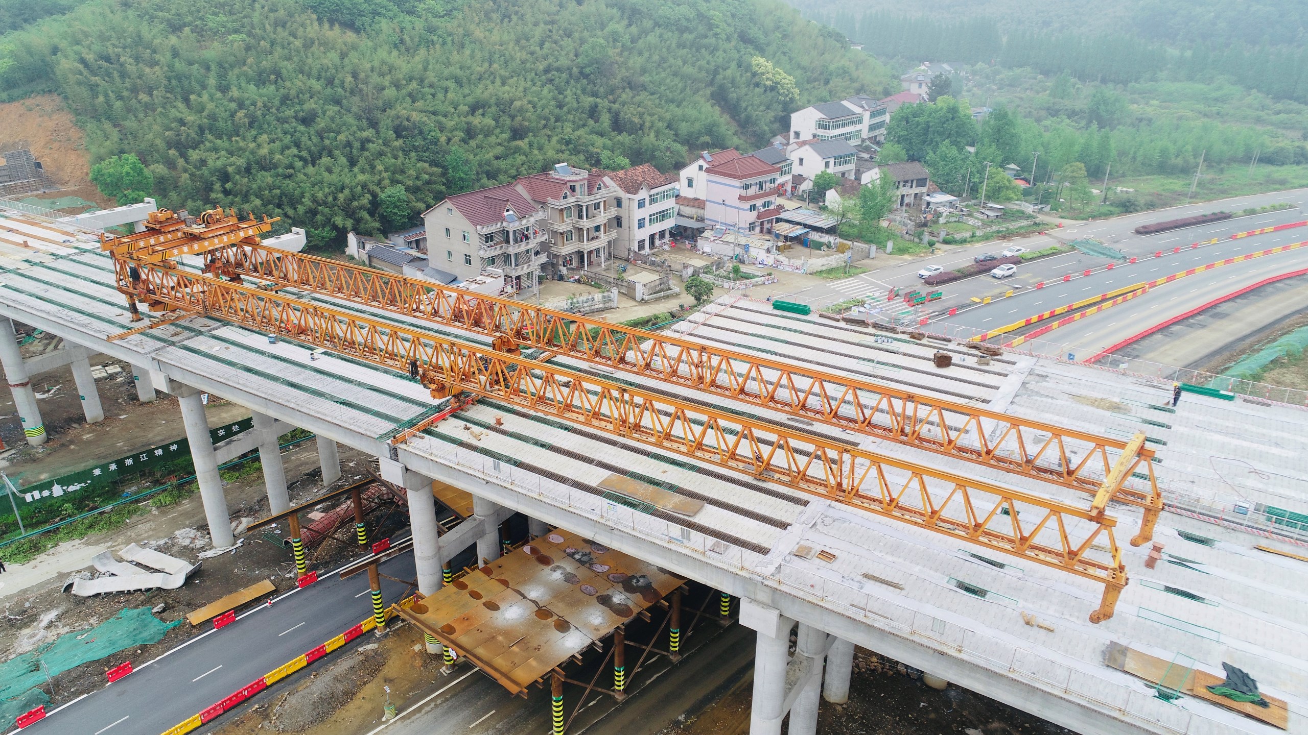 cc4d9828a3fcbaac88eb2ec5221e0c46.jpg 2019.4.21杭州繞城西複線湖州段擴容2標T樑架躍304省道1.jpg