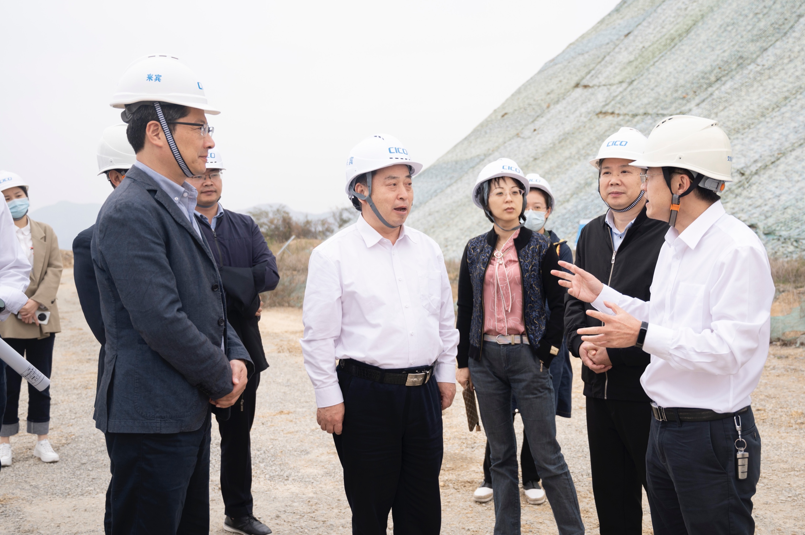 d867295f3714d3cbb913b9556e6c15df.jpg 11.2陳遠景副廳長調研指導綠色礦山.JPG