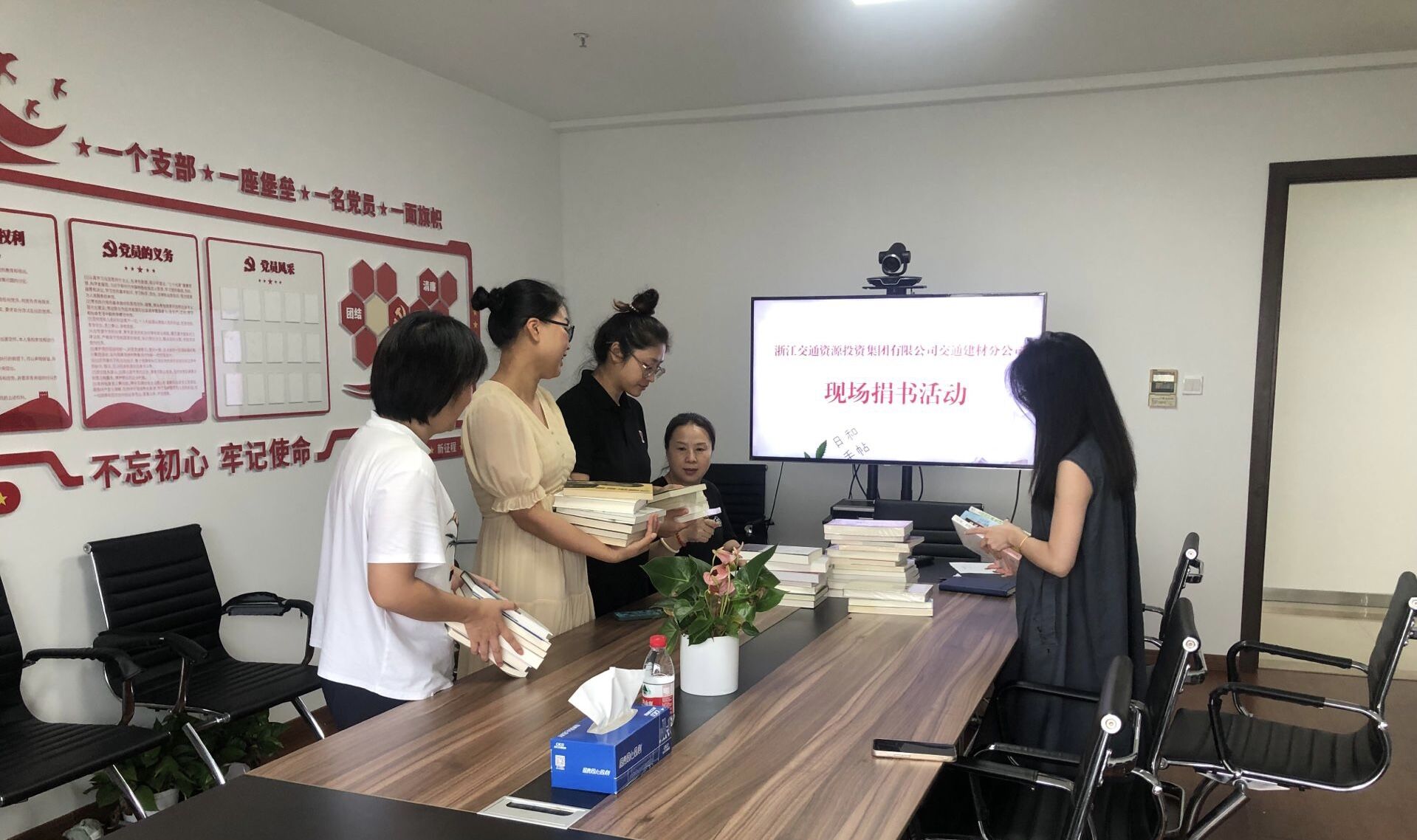 建材捐書活動1.jpg