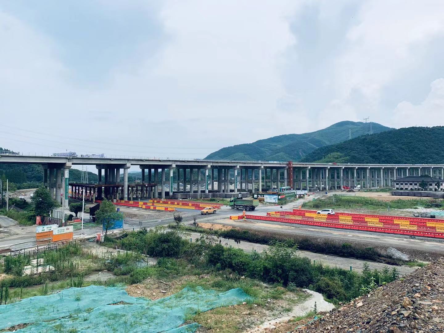 2019.10.14長城塢橋294榀T梁全部架設完成，該橋實現雙幅貫通2.jpg