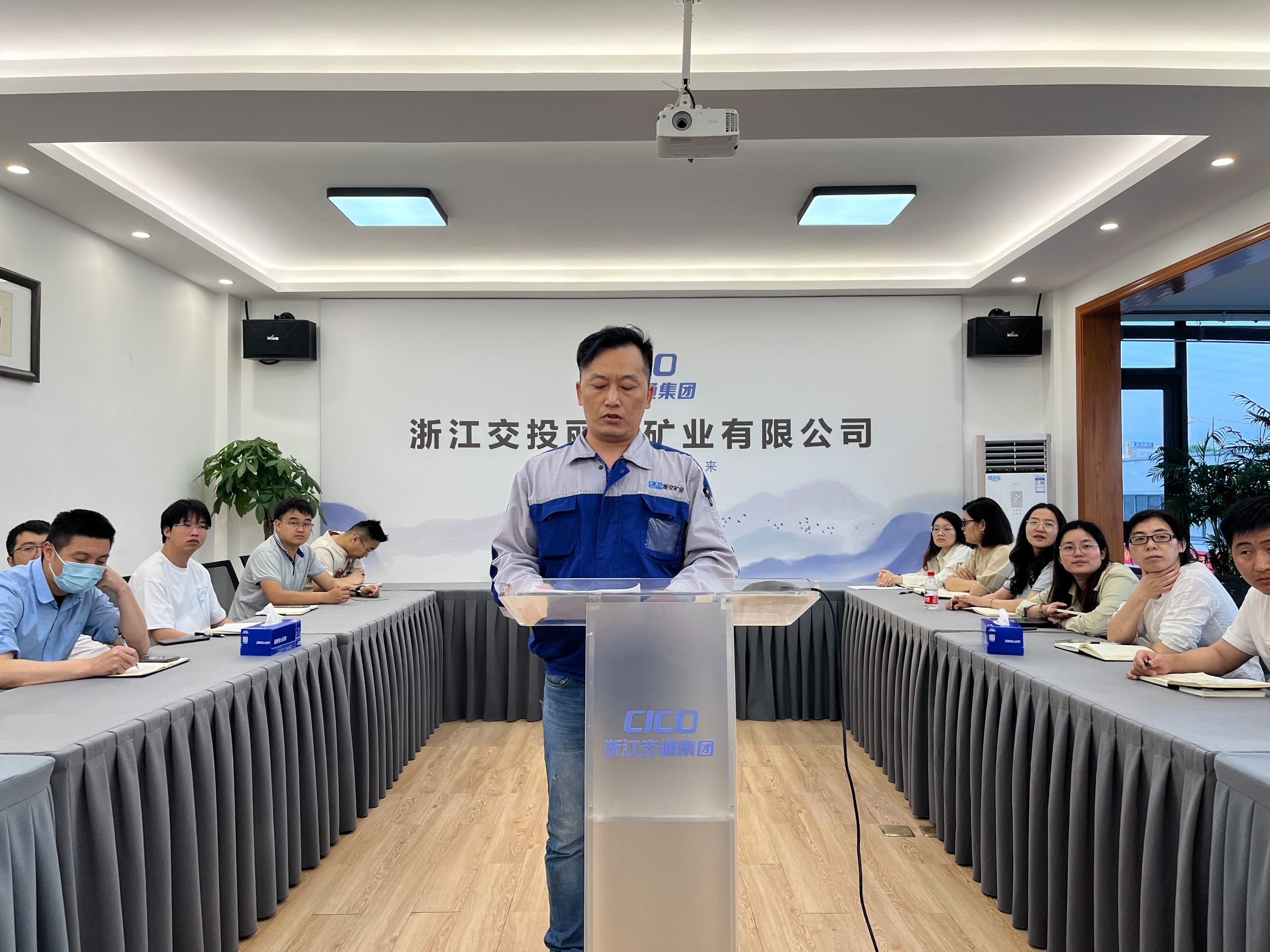 圖片5-交通資源集團第二屆“優秀工匠”、下屬麗新礦業足球500比分直播完整版現場總調度員沈強宣講.jpg