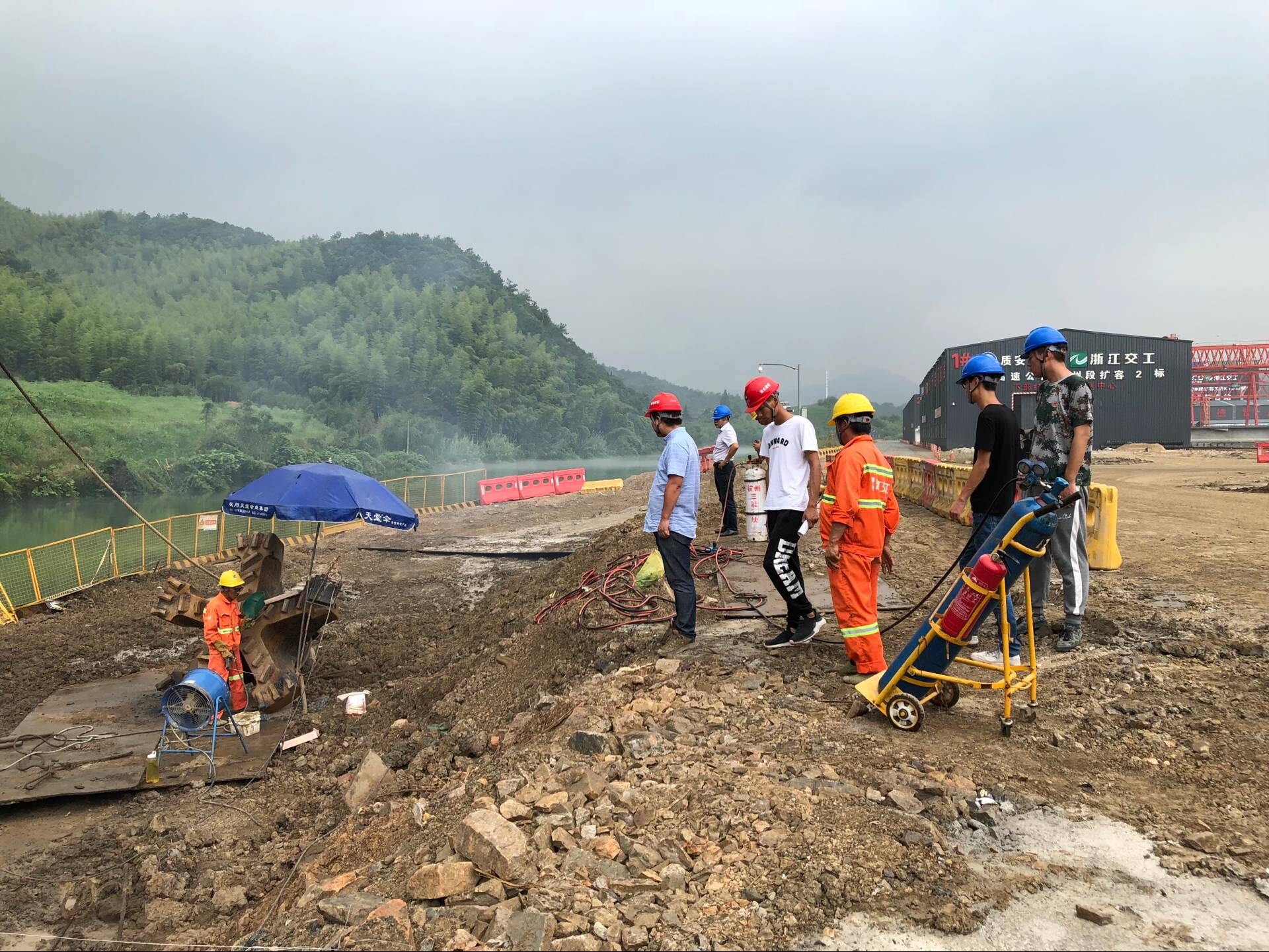 586ca2c84bceee3c980e399f548cd834.jpg 2018.08.12長深高速湖州段擴容2標項目開展防颱防汛安全檢查 (3).jpg