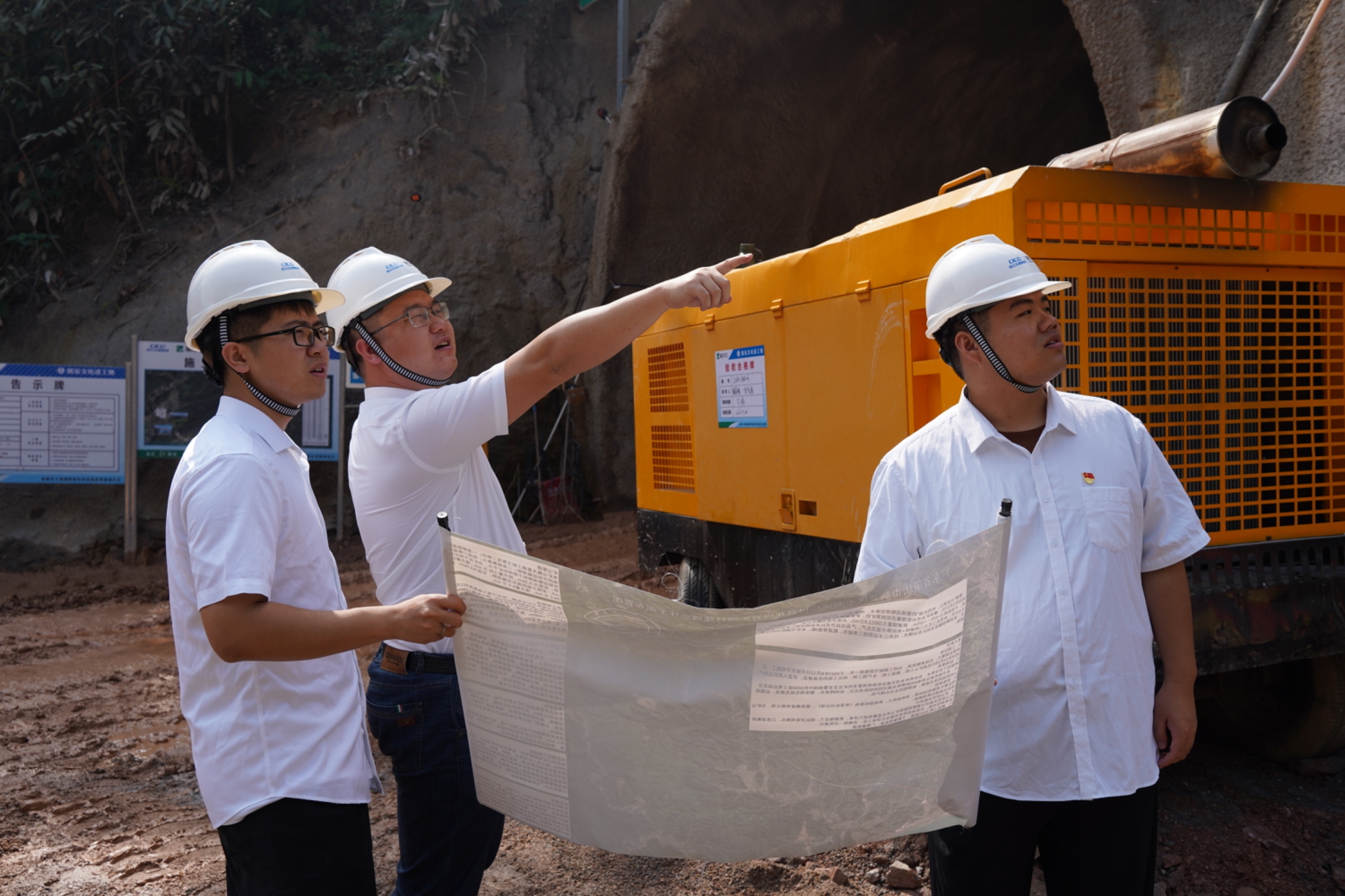 足球比分直播黨員攻堅隊巡查9#平硐建設情況.JPG