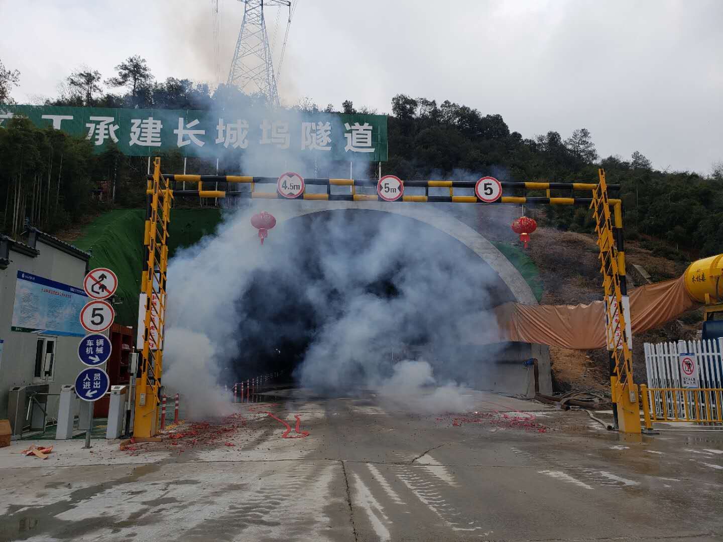 2019.2.17雄關漫道真如鐵，而今邁步從頭越：長城塢隧道發出新年第一吼！1.jpg