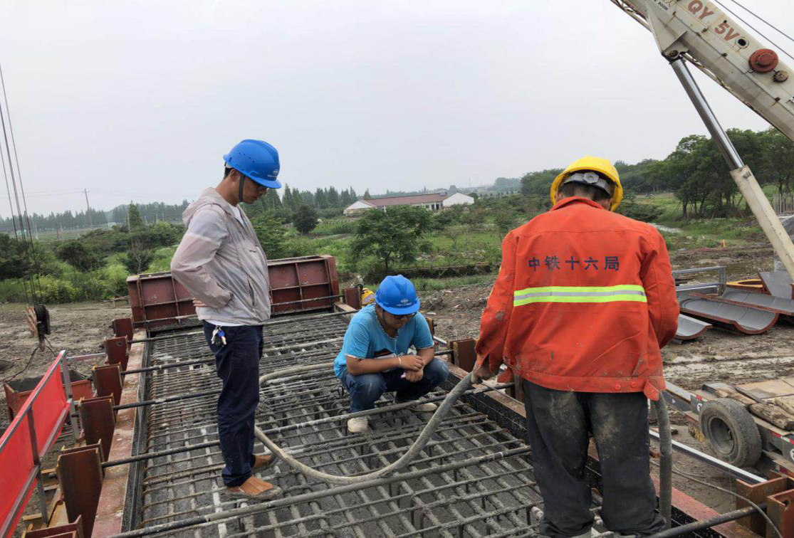 工程科長、試驗主任現場指導混凝土振搗工作.jpg