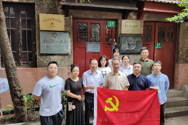 828c30489a35787a1c942d9b3c47fad9.jpg 7.2_上海長風項目黨支部開展“迎七一”行走的黨課活動.jpg