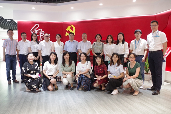 參會人員在嘉興秀洲高新區光伏小鎮黨羣服務中心合影留念_副本.jpg