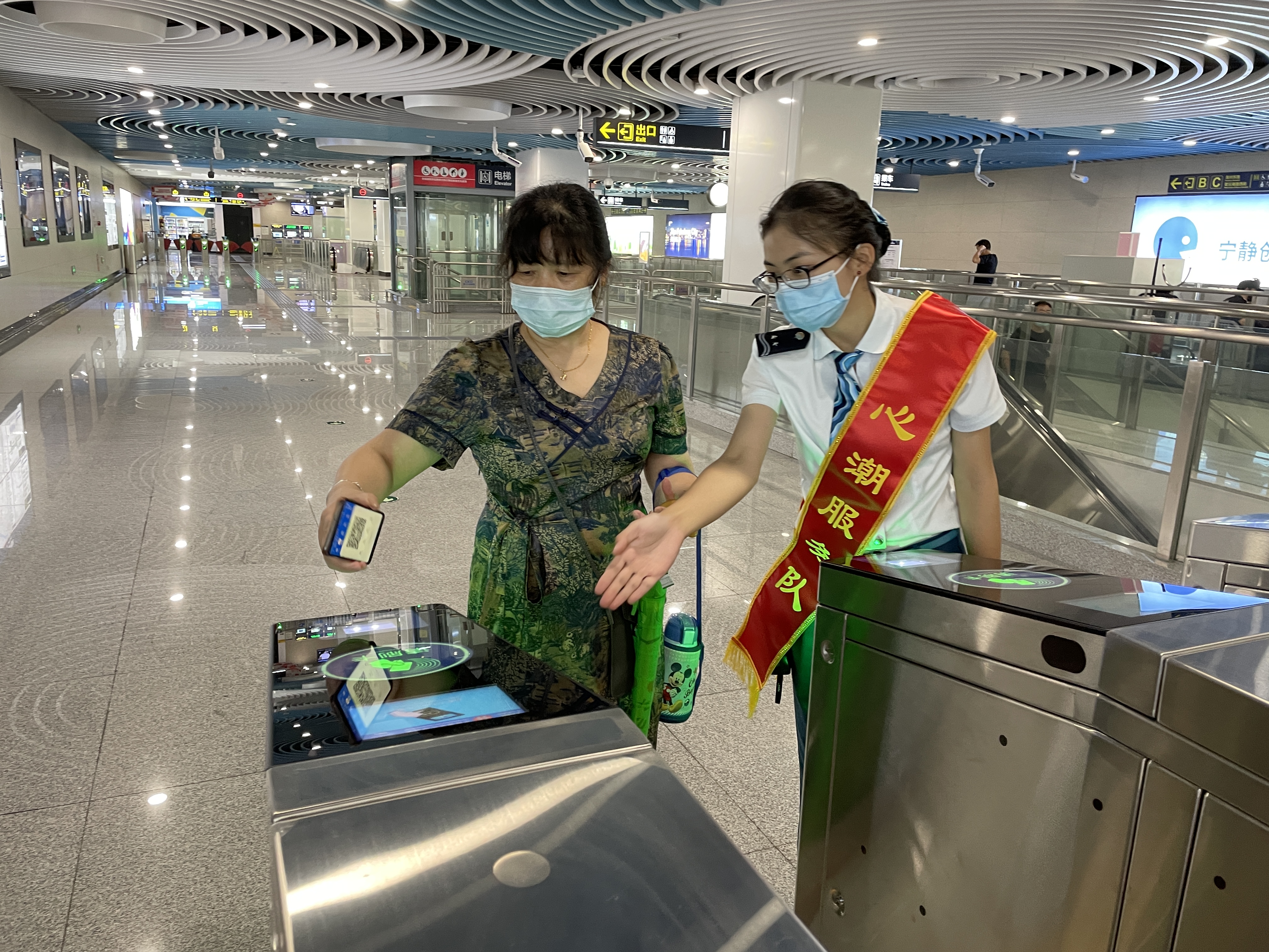 心潮服務隊在爲乘客做引導 作者：李欣榮.jpg