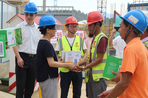 a2ae519e34826450429fe5a31d5c1cdb.jpg 楊總赴桃李春風慰問.jpg