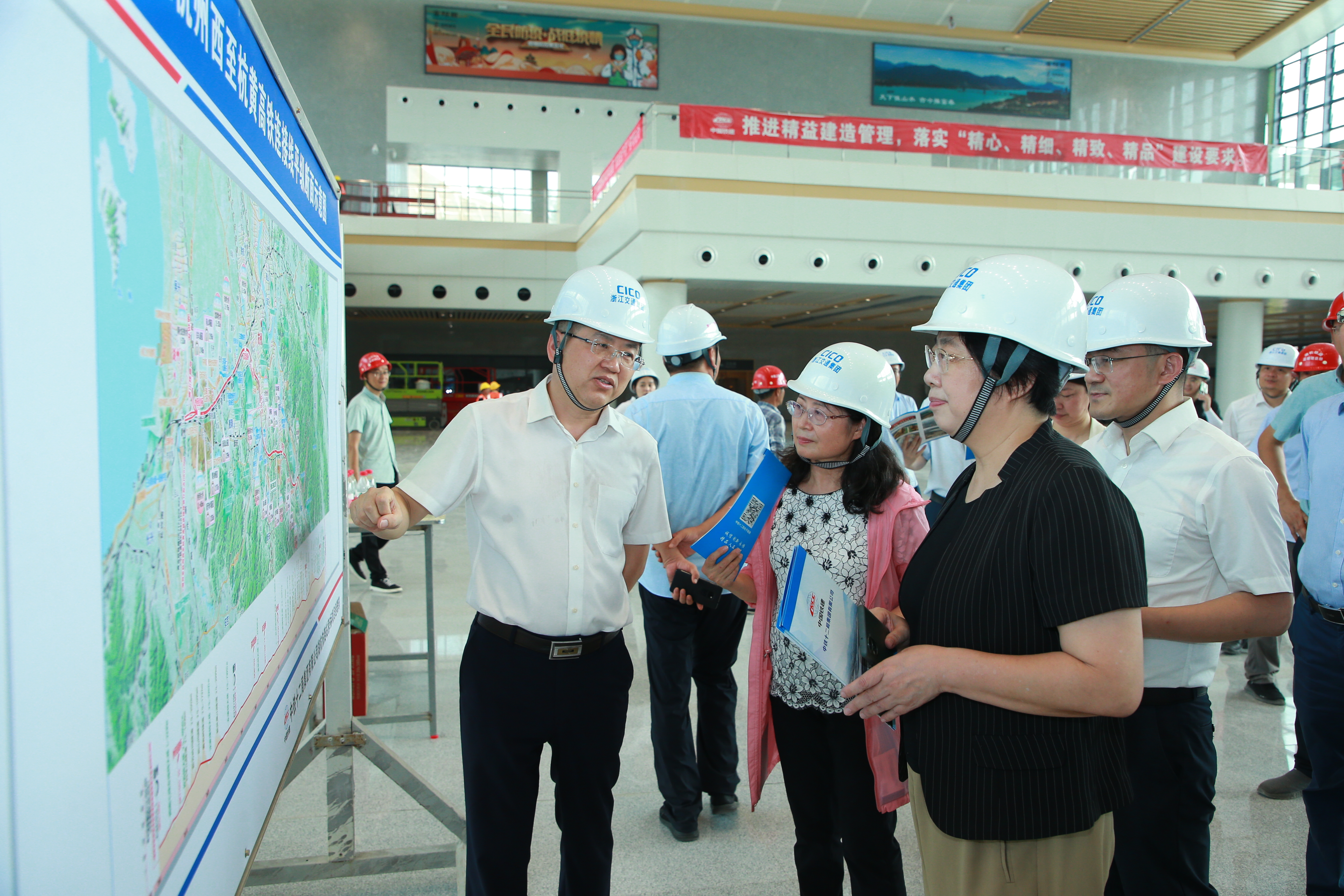 c2fd20387e05db1b7be4f8c624422e3c.jpg 言建標向張衛華一行介紹湖杭鐵路建設概況.jpg