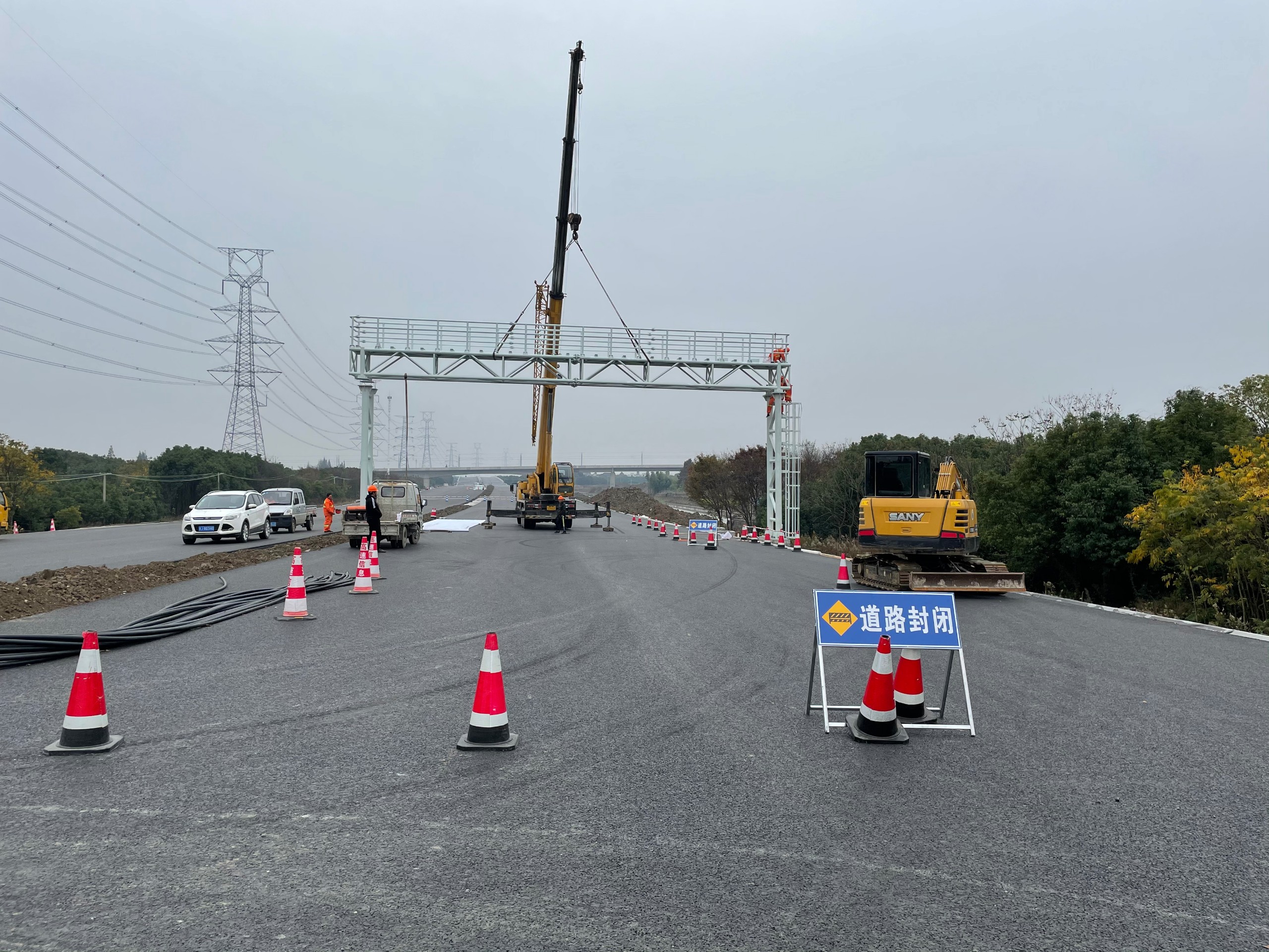 錢江通道北接線PPP項目全線第一座ETC門架首件安裝工程順利完成06.jpg