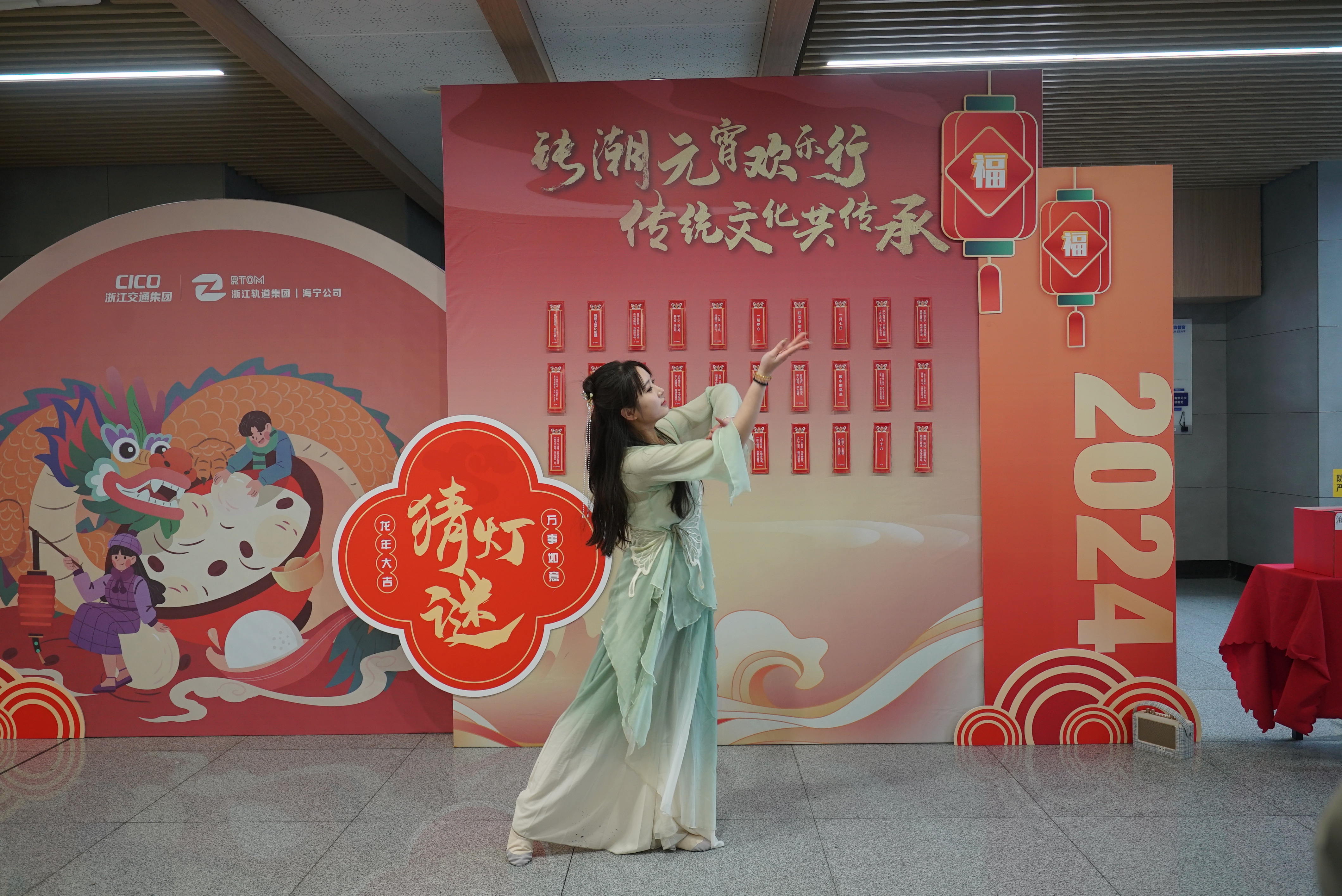 杭海城際：工作人員帶來漢服獨舞表演.JPG