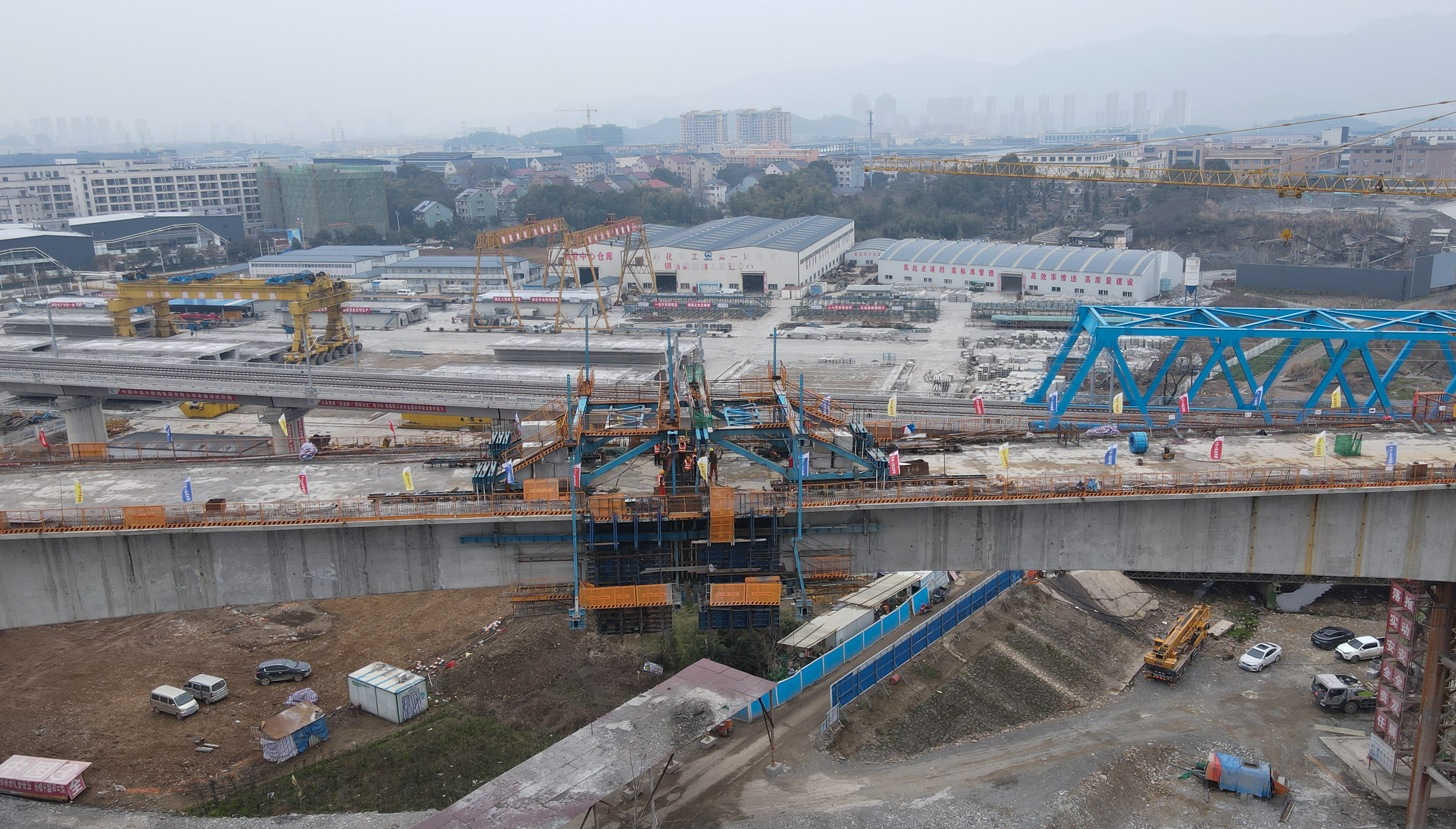 b9ae3fbd04c8a7b659dafba13e3d0995.jpg 20220222跨杭黃特大橋首個大跨度連續梁合龍前航拍圖.jpg