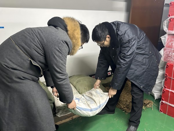 竞彩足球比分直播500彩票大酒店工作人員對酒店抗冰雪物資進行清點(1).jpg