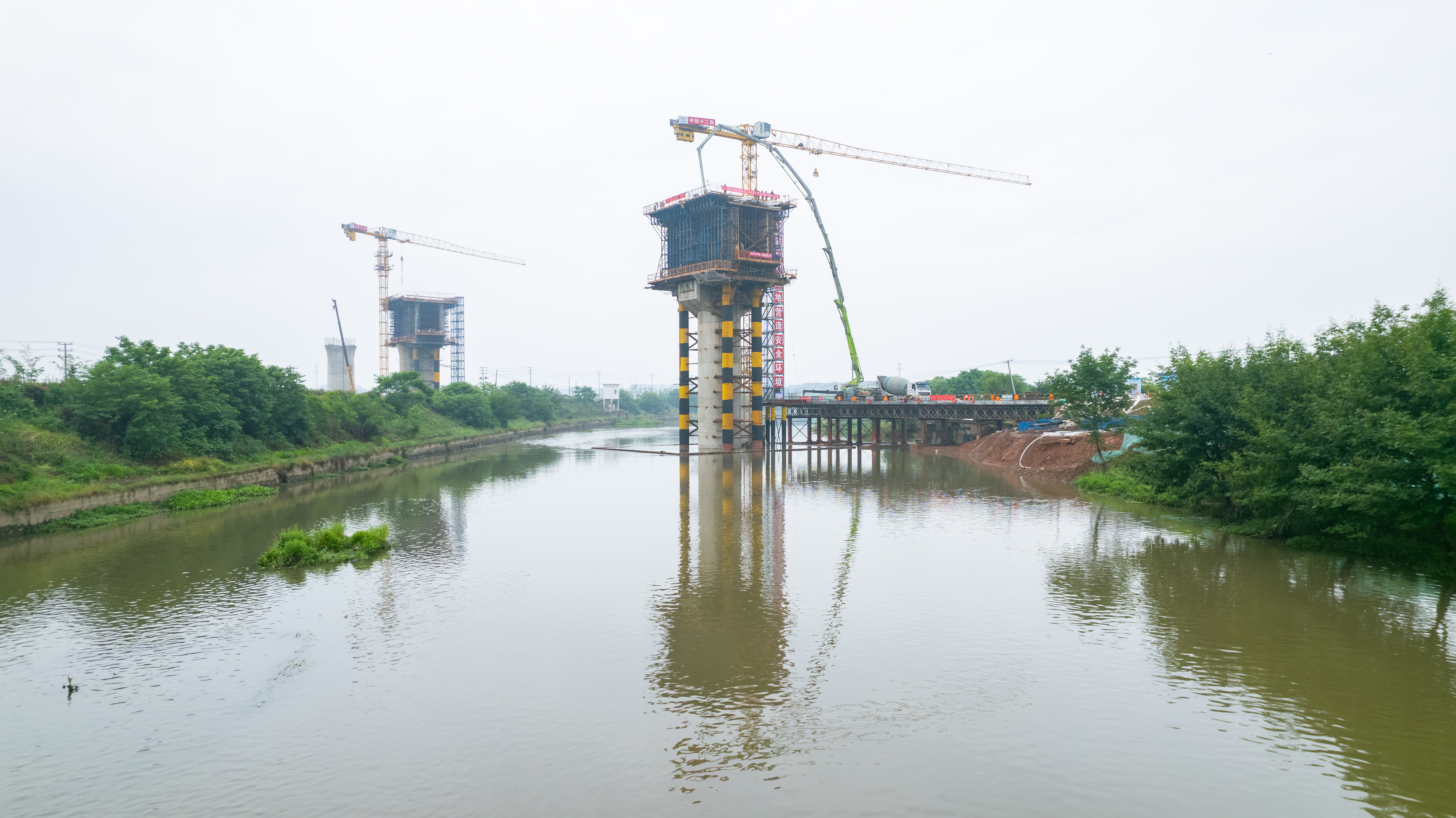 9e6db3c8b6cf100d3212b4185abe64ee.jpg 浦江特大橋172號水中墩澆築現場.jpg
