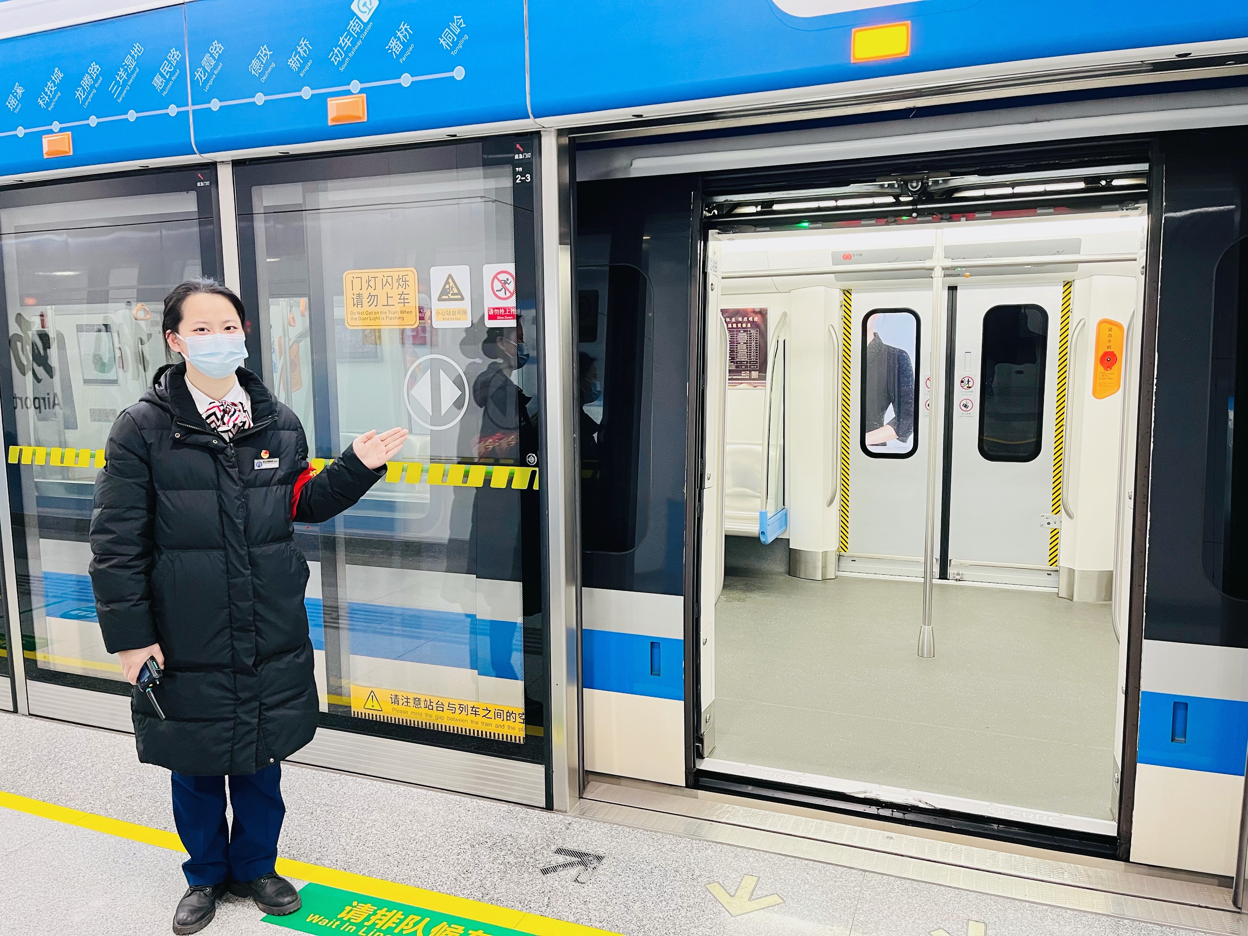 溫州S1線站務員爲乘客提供乘車引導.jpg