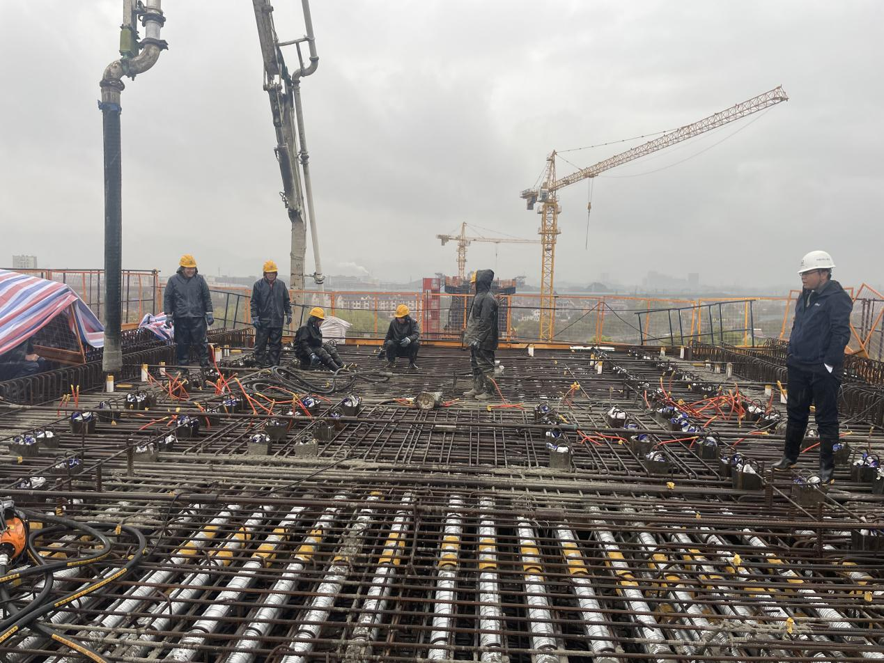 20220322跨杭黃鐵路特大橋53號墩零號塊澆築現場，作業人員進行混凝土澆築作業（攝：週末華）2.png