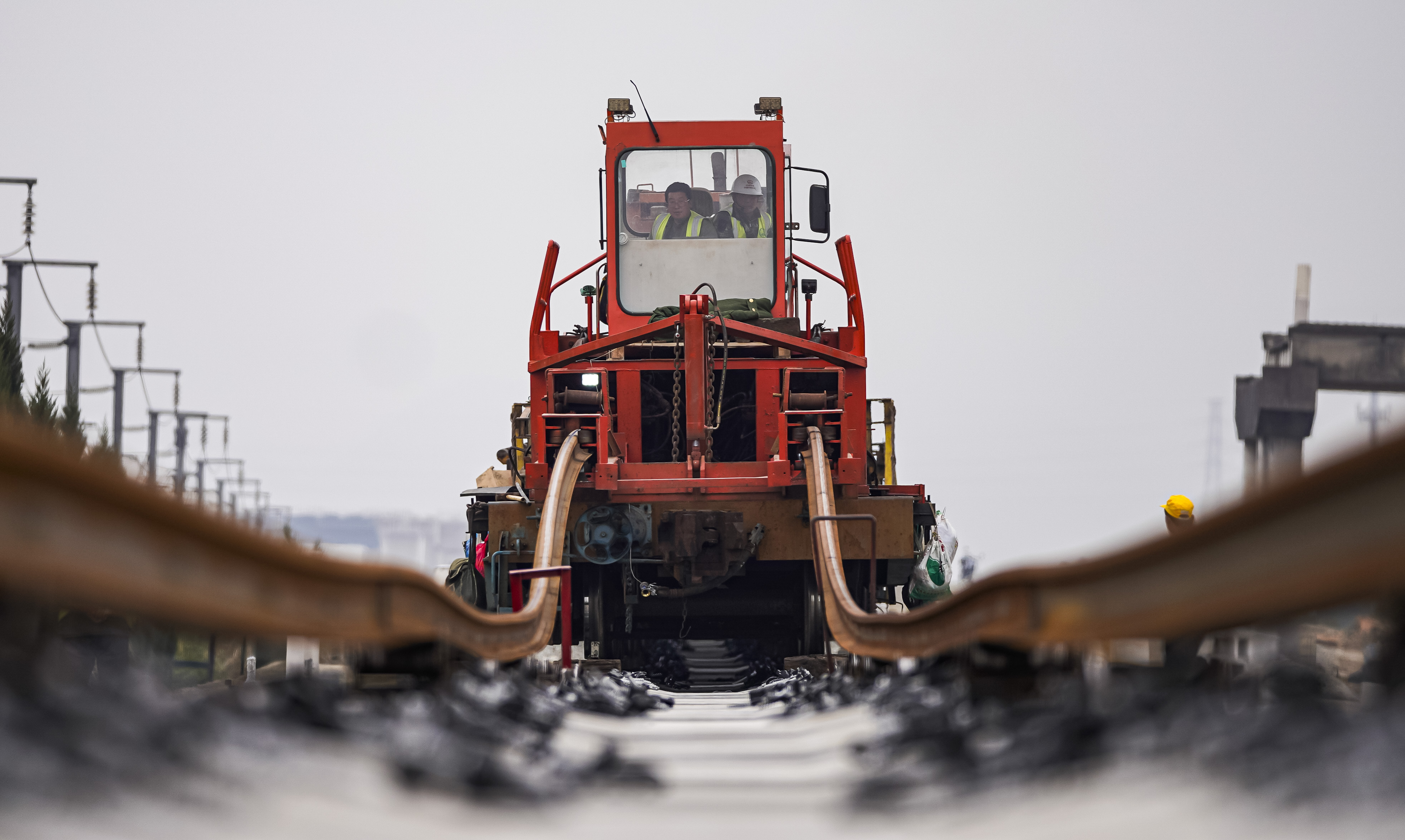 82a7a78b91288622259c95a7231b0159.jpg 長軌推送車推送長軌作業。吳芝濱 攝.jpg