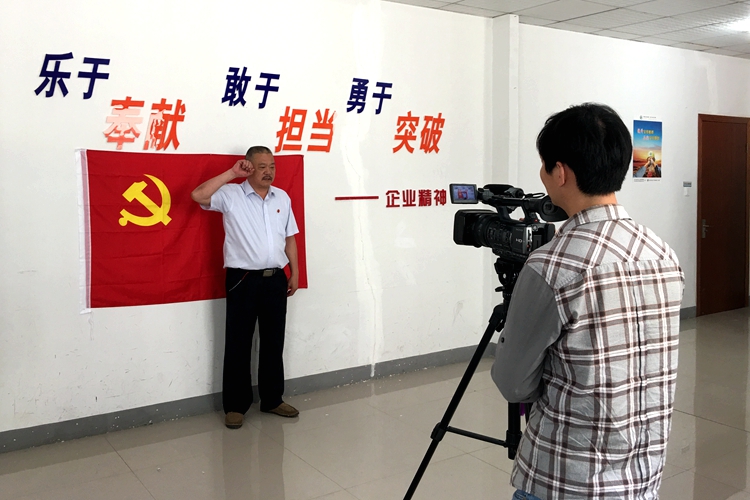 6624a5d8d3fd5b167eb86ecc5de13149.jpg 黨員承諾微視頻拍攝.jpg