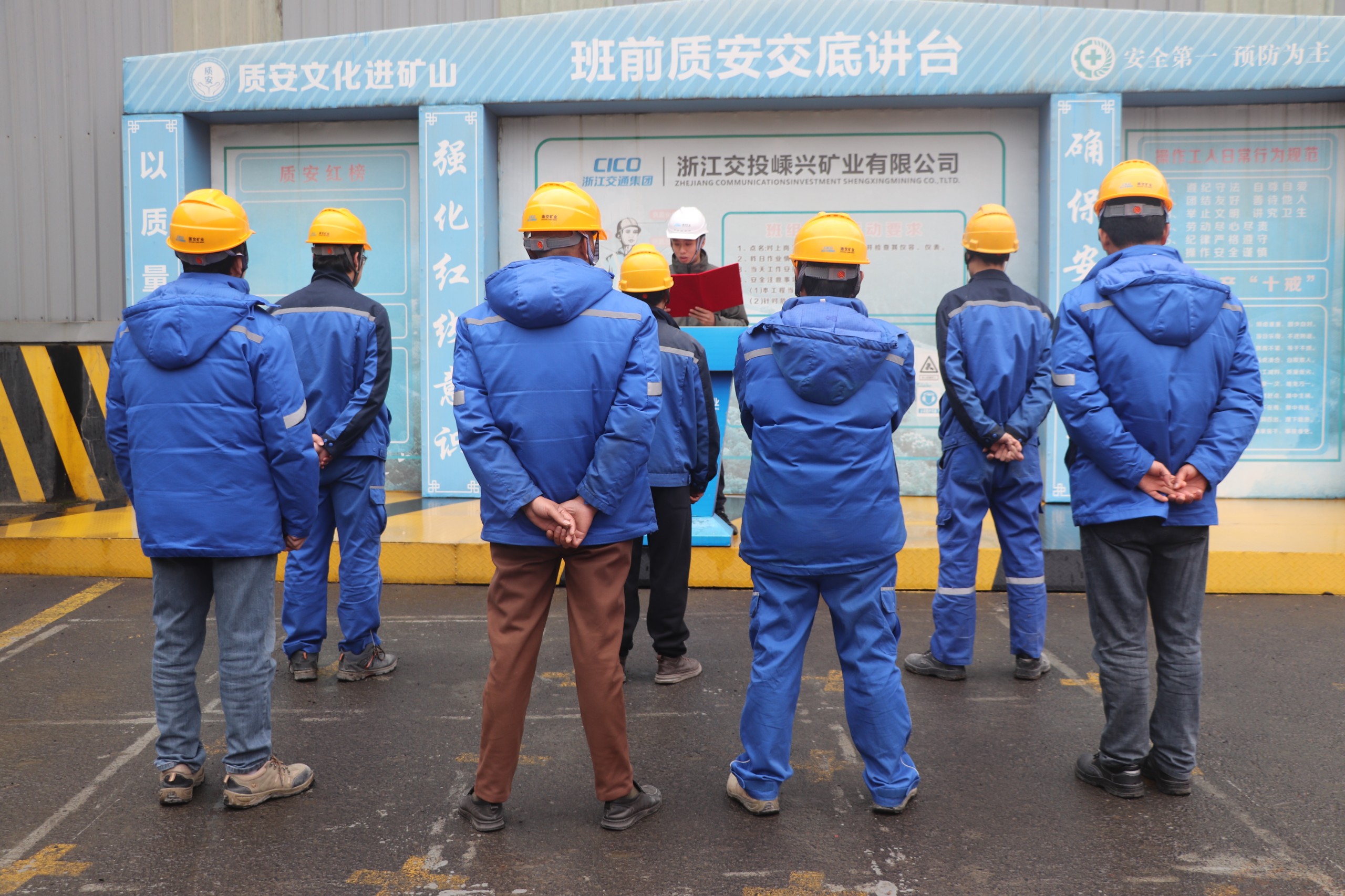 0d96f7b841fcc4d02b83cfc7821806ad.jpg 班組指導員宣講新條例.jpg