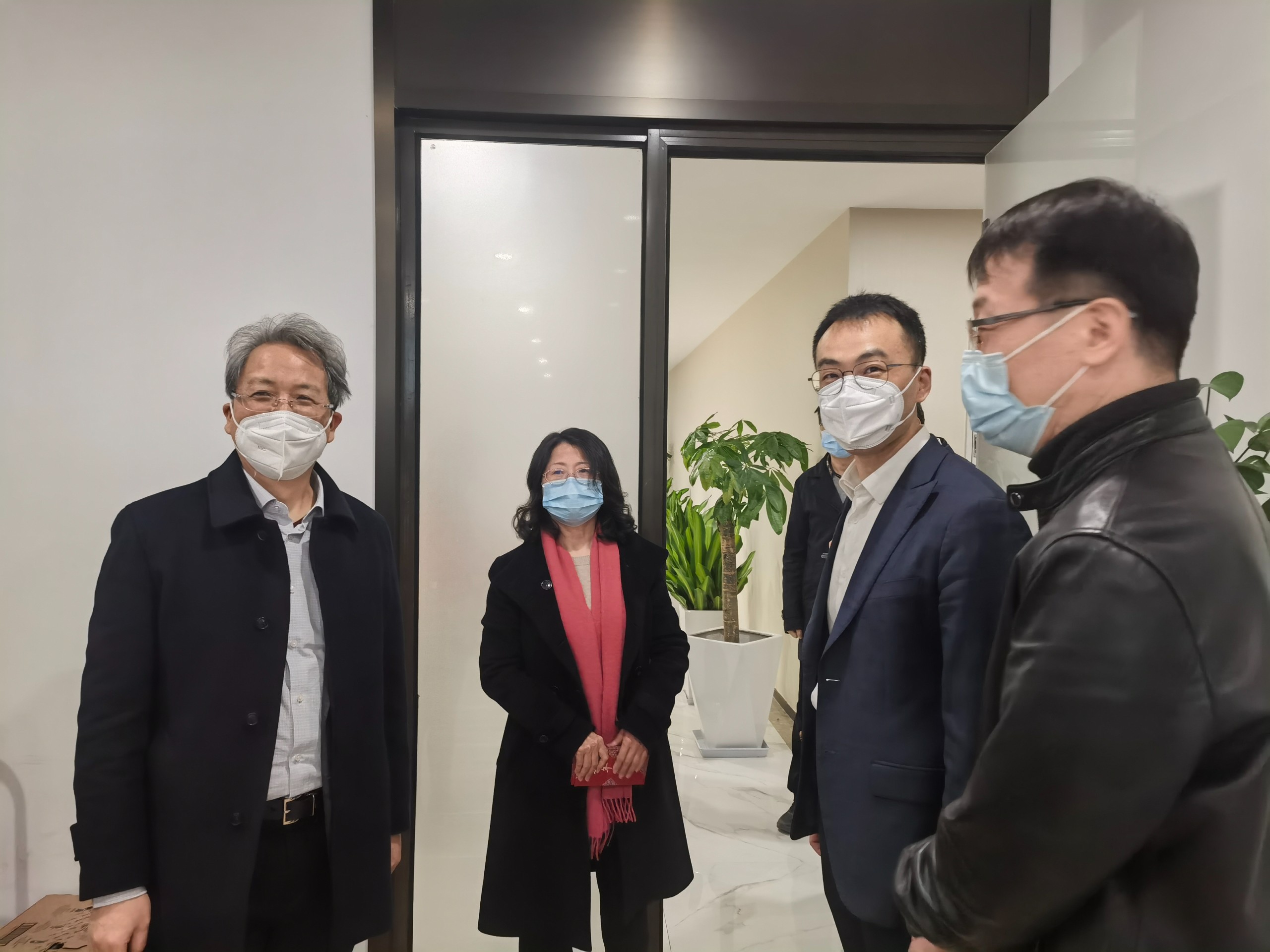 集團竞彩足球比分直播即时比分黨委副書記陳敏、工會主席柴雲妹一行到省經投竞彩足球比分直播即时比分開展節後慰問.jpg