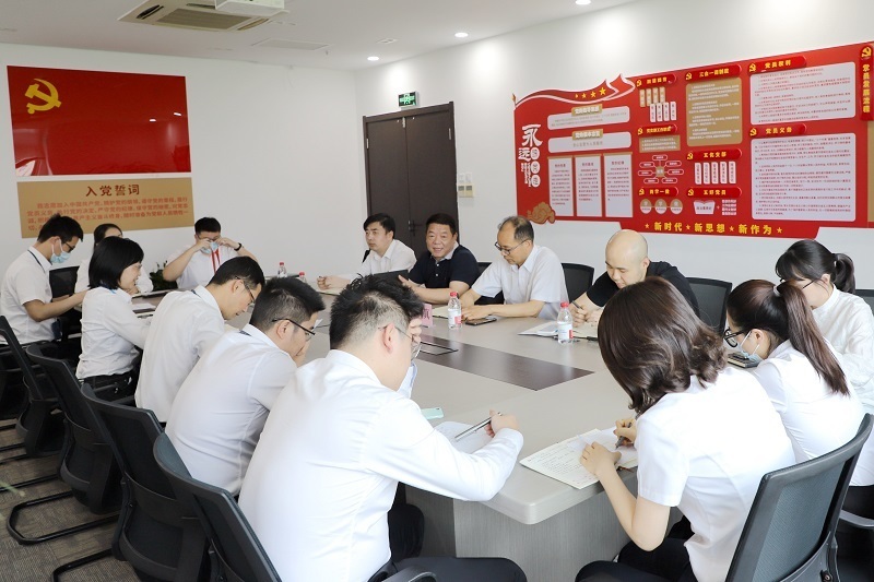 陪同足球比分直播500万完场黨委班子成員至基層支部調研.JPG