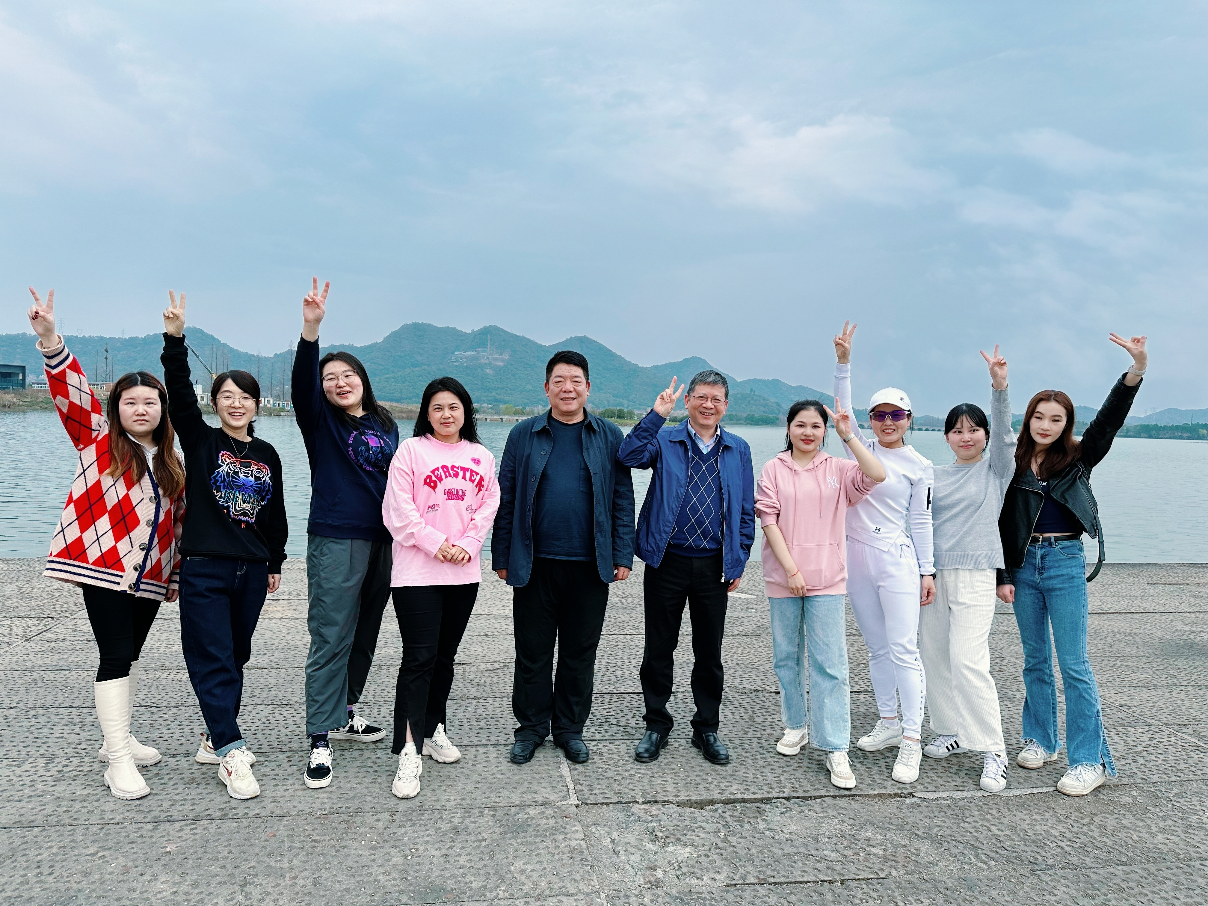 女員工與領導合照.jpg