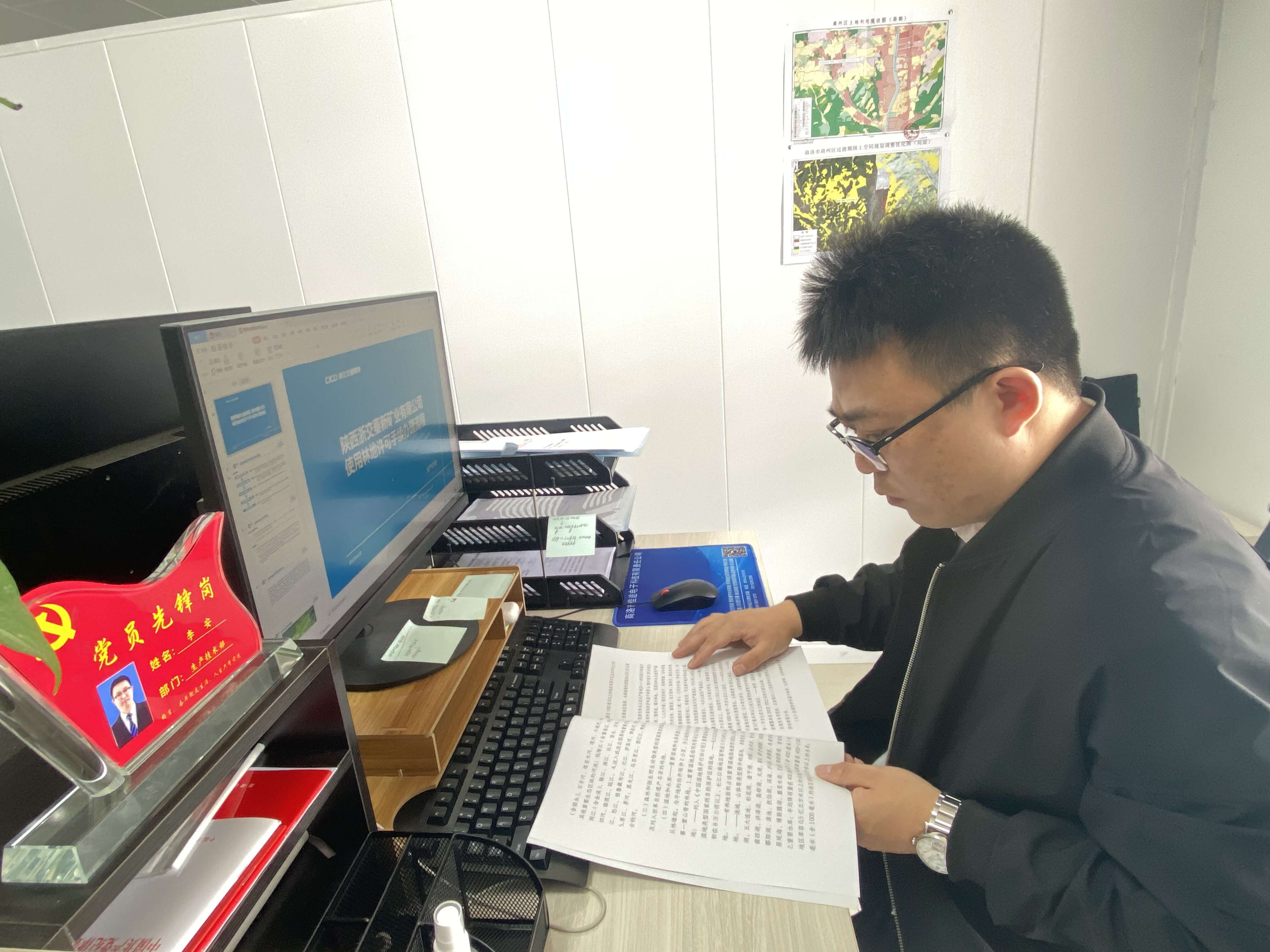 af3d011267fb71471bb6d0fb4c18624d.jpg 李安.jpg