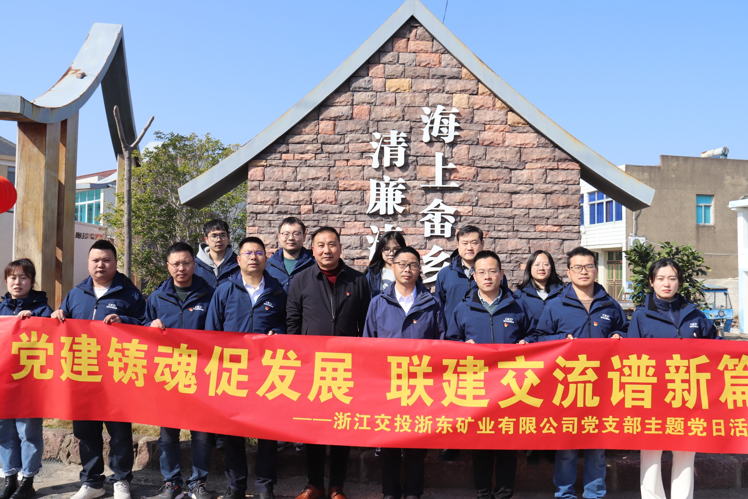 d5f8cfb6c46ff55a6a88b1bd16f0834c.jpg 合影.jpg