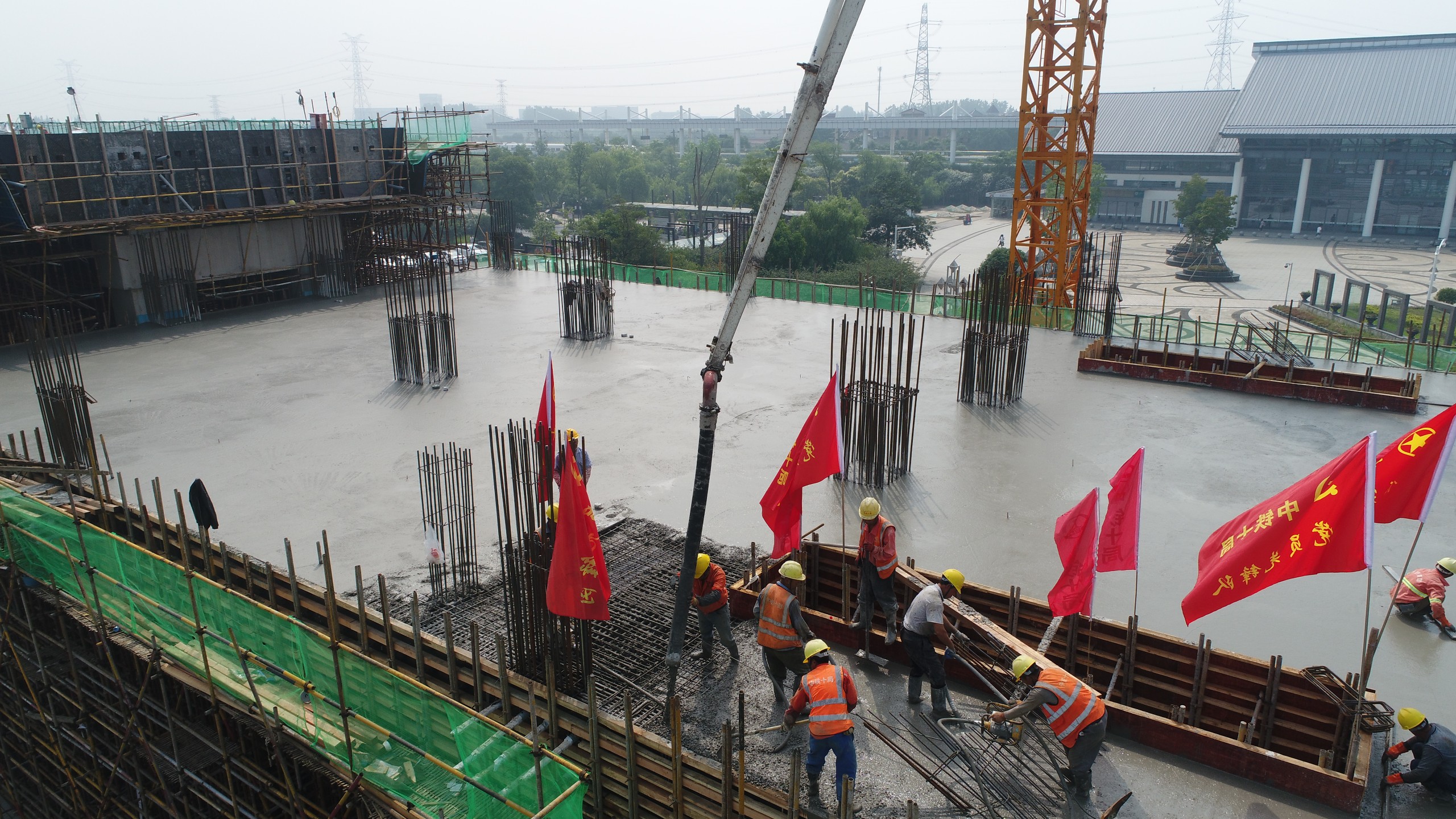 杭海三標項目部打響杭海城鐵車站主體施工第一炮.jpg