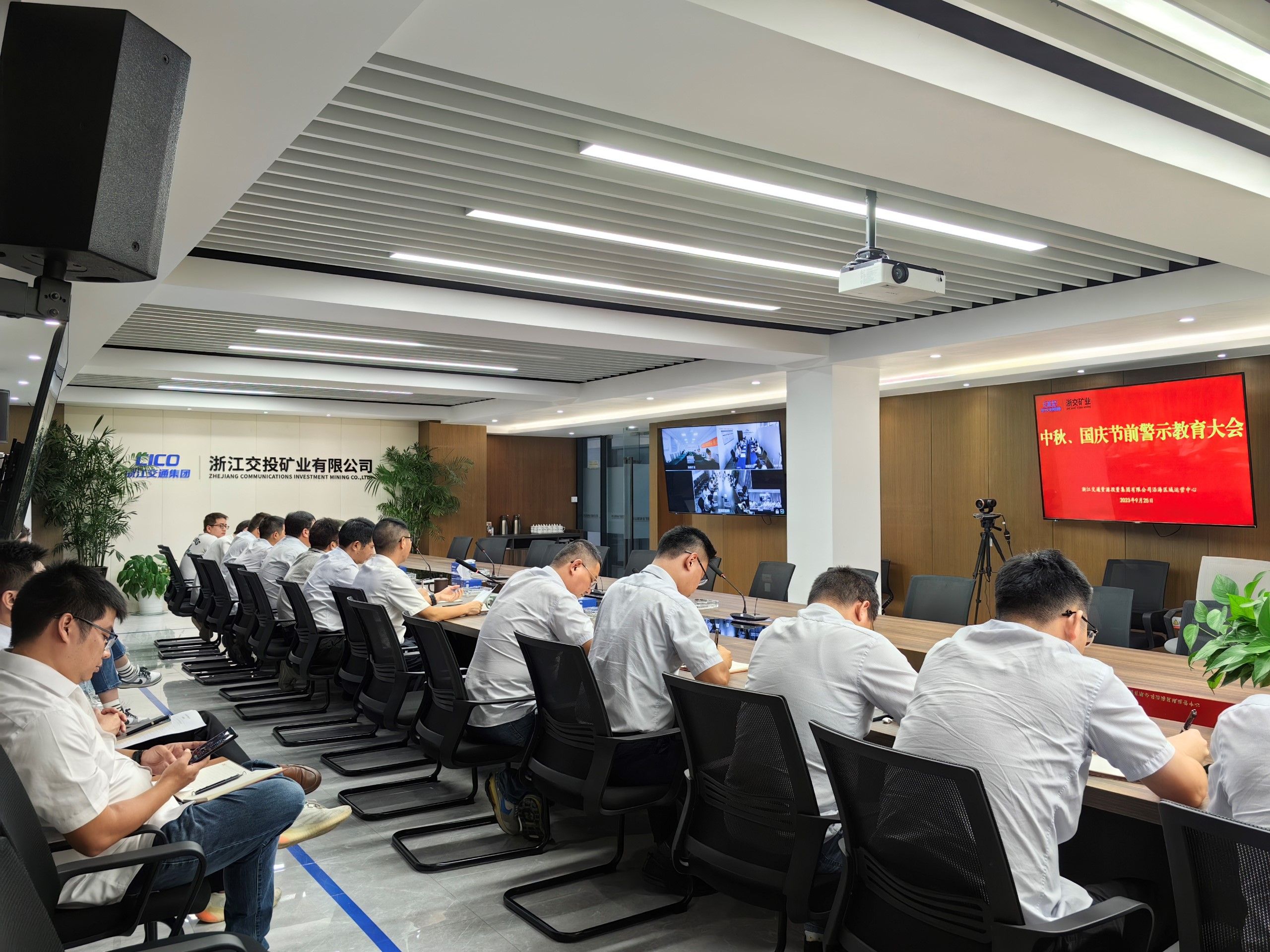 e18cebe84a6eab487a5f9bc9a2d33d84.jpg 0fbc8ac92bf159adc93fd6dedc9d70c.jpg