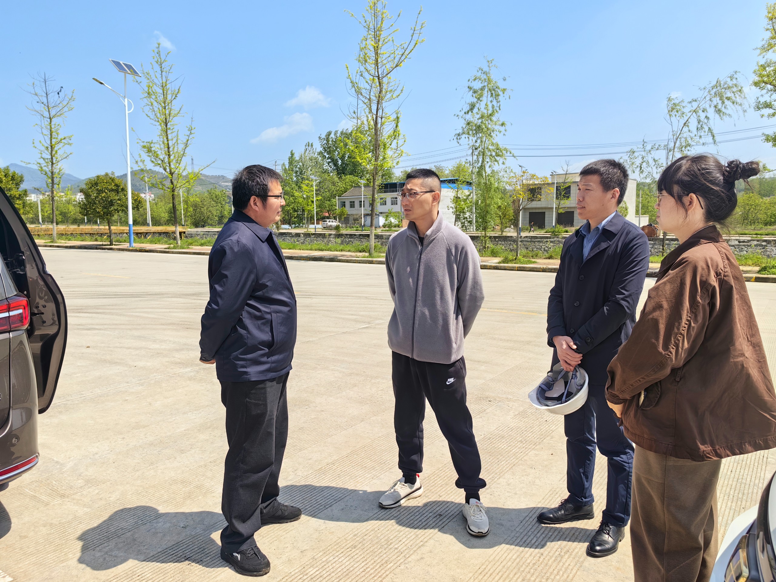 領導調研.jpg