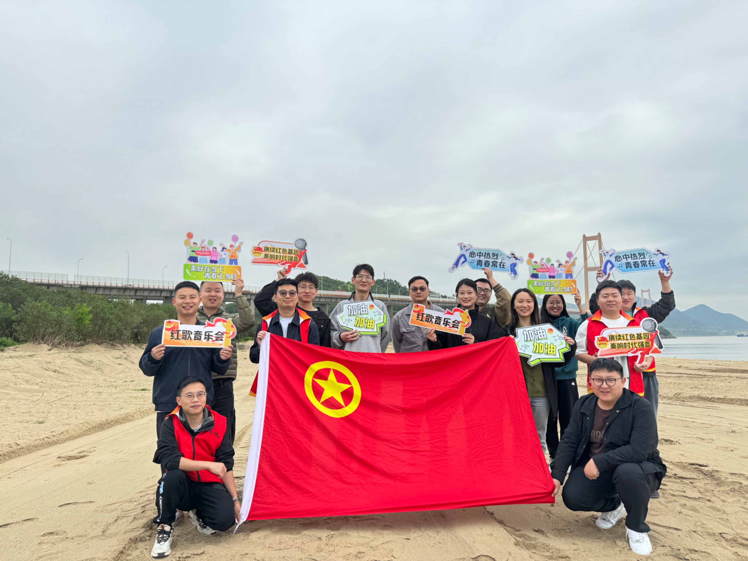 03b946f053f81d761e4ff194a292876b.jpg 交投礦業合照.jpg